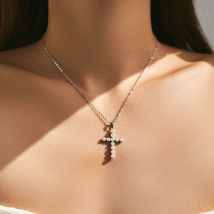 Élégant collier en argent S925 avec pendentif croix en perles sur le cou