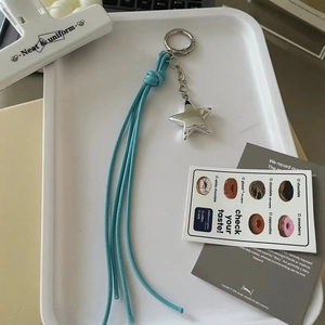Minimalist Y2K star keychain with silver mirror pendant and long teal tassels décor