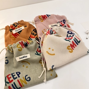 Sacchetti colorati in velluto a coste con coulisse e stampa Keep Smiling sorridente