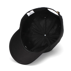 Vue intérieure de la casquette de baseball en coton noir montrant l'étiquette 100% coton