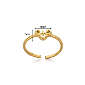Détail de bague couronne dorée réglable avec dimensions 8mm x 6mm sur fond blanc pur