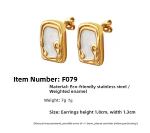 Detailansicht quadratischer Emaille-Ohrringe aus 18k vergoldetem Edelstahl