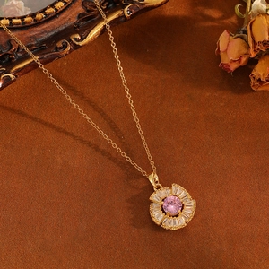 Detailansicht der Blumenkette mit rosa Kristall und goldener Edelstahlkette für Damen