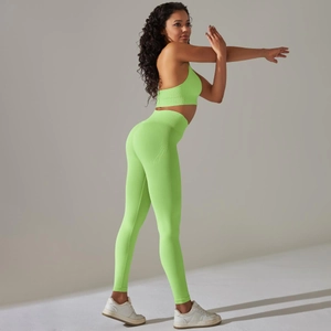 Details von neongrünem nahtlosem Yoga-Set mit geripptem Bund und elastischer Textur