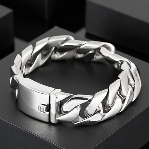 Makroaufnahme von silbernem Edelstahl-Panzerarmband mit sicherem Verschluss auf Schmuckbox