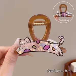 Detailed view of the 8cm cat-shaped hair claw clip with pearlized finish and fish design