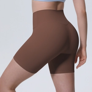 Détail du short de yoga à taille haute avec couture arrière en V pour l'effet liftant