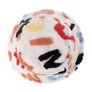 Bob d'hiver en laine d'agneau avec motif abstrait coloré pour un style chaud et chic