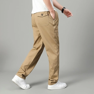 Herren Cargo-Hose in Khaki mit geradem Schnitt und seitlichen Pattentaschen für Freizeit