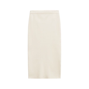 Elegante falda de tubo de punto crema con cintura alta para mujer sobre fondo blanco