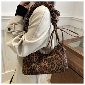 Détail du sac léopard avec bandoulière nuage froncée et accents de nœuds élégants