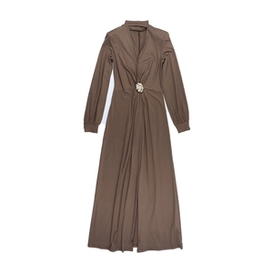 Détail du décolleté en V plongeant et boucle argentée sur robe longue marron café