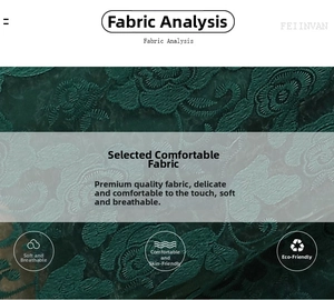 Detailaufnahme von dunkelgrünem Bestickte-Netzstoff mit Blumenmustern und seidiger Textur