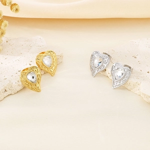 Orecchini a cuore testurizzati con pietre a goccia in finitura oro e argento