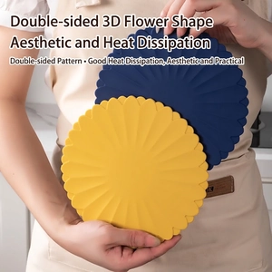 30cm flower-shaped silicone placemat in yellow and blue with heat-resistant floral texture