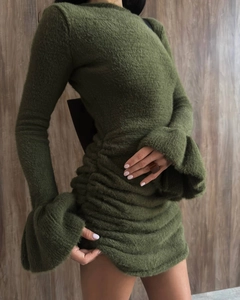 Gros plan d'une robe en maille vert foncé avec manches cloche et texture de tissu doux