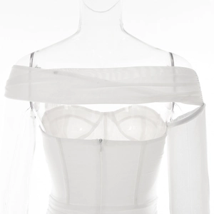 Dettaglio del top in rete bianca con stecche da corsetto e cerniera posteriore invisibile