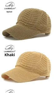 Detail der atmungsaktiven Strickstruktur der Baseballkappen in Apricot und Khaki