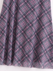 Detailansicht von lila-grauem Plaid-Netzgewebe mit feinen plissierten Strukturen