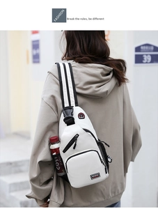 Détail du sac de poitrine en nylon blanc avec poche latérale en filet et gourde d'eau