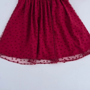 Jupe trapèze en tulle bordeaux avec flocage de cœurs 3D et couches de maille douce