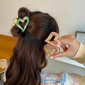 Trois pinces à cheveux cœur en acétate marbré vert, rose et beige avec ressorts dorés