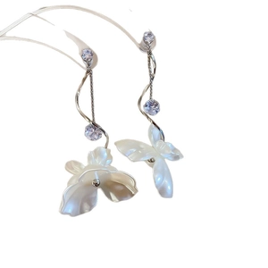 Boucles d'oreilles en nacre avec pompons en zircon et pendentifs de fleurs blanches