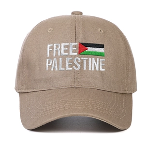 Vista frontale del cappello da baseball in cotone sabbia kaki con ricamo Free Palestine