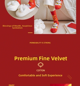 Détail de chaussettes d'hiver rouges avec chat porte-bonheur et chaussons à nœud