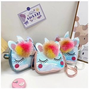Dettaglio del materiale laser arcobaleno e pompon di peluche sulle borse unicorno
