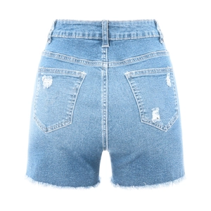 Detailansicht hellblaue High-Waist Denim Shorts mit rissigen Taschen und Fransensaum