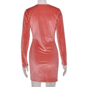 Détail macro de la mini robe en velours corail montrant les fronces et la texture