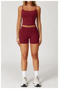 Détail du short de fitness taille haute et brassière assortie en rouge bordeaux
