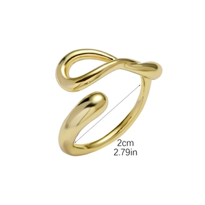 Detailansicht goldener Ring im Fluid-Design mit 2 cm Innendurchmesser-Maßangabe