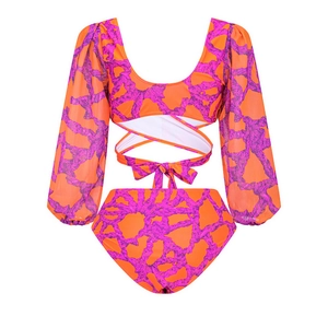 Détail d'un bikini taille haute orange avec manches bouffantes et liens croisés