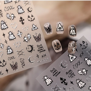 Macro di adesivi per unghie con fantasmi di Halloween e dettagli argento opaco