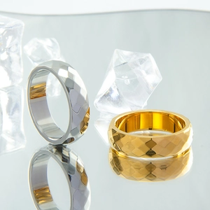 Minimalistische 6mm geometrische Titanstahlringe in Gold und Silber-Finish