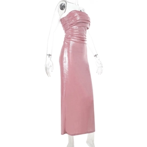 Dettaglio di abito rosa metallizzato con spalle scoperte e texture in tessuto lucido