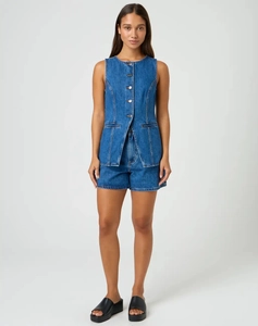 Dettaglio del set in denim da donna con gilet senza maniche e pantaloncini blu scuro