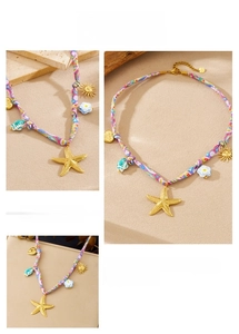 Détails des pendentifs étoile de mer et poisson sur collier en tissu fleuri noué