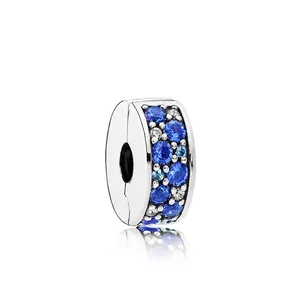 Charm clip cœur bleu en or rose orné de zircons cubiques scintillants bleus et blancs