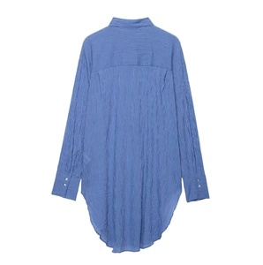 Vue arrière d'une chemise rayée bleue en coton à manches longues avec ourlet courbé