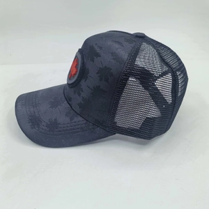 Dettaglio del cappellino trucker in mesh grigio con motivo a foglie e logo rosso