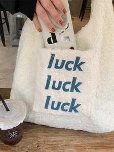 Winterliche flauschige Lammfell-Einkaufstasche mit Luck-Bestickung und Außentasche