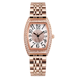 Montre tonneau or rose pour femme avec strass brillants et bracelet en chaîne métal