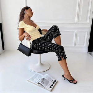 Haut jaune col en V et pantalon court à pois noirs avec bordure en dentelle chic