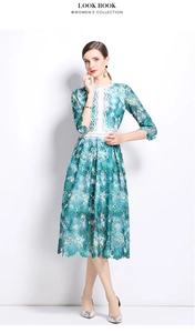 Détail du col en dentelle blanche sur une robe mi-longue à motif floral élégant