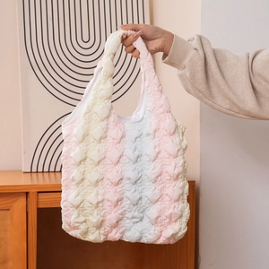 Vue détaillée du sac cabas matelassé dégradé pastel avec texture gaufrée et anses