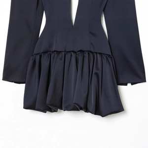 Mini robe noire chic à manches longues avec col en V et design style ballon