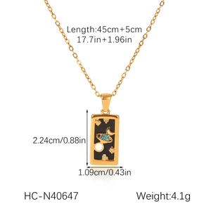 Dettaglio del ciondolo tarocchi in oro 18k con luna, stelle e specifiche delle dimensioni